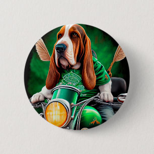 Macaron Rond 5 Cm Basset Hound Chien conduisant vélo St. Patrick's D