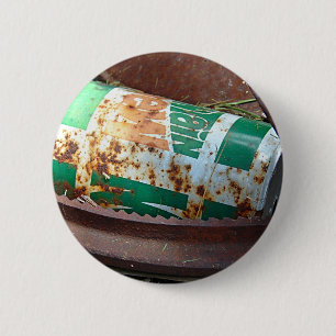 Macaron Rond 5 Cm Boîte de soude vintage dans une pile d'ordure