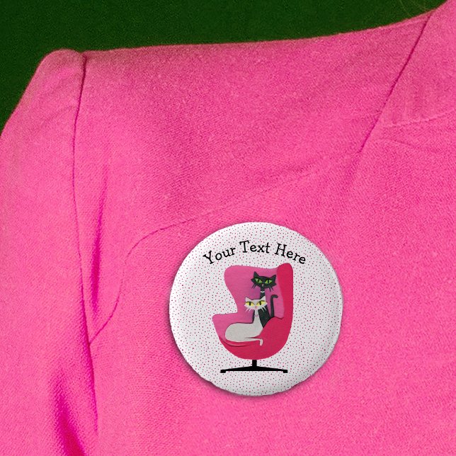 Macaron Rond 5 Cm Chats Jolies Yeux Mi-Siècle Rose Chiffres Chaise (Two cats pretty green yellow eyes in mid century pink chair with pink dots on white pin back button.)