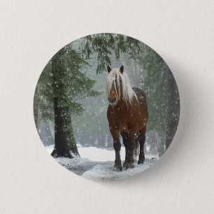 Macaron Rond 5 Cm Cheval Brown dans une forêt d'hiver avec chute de 