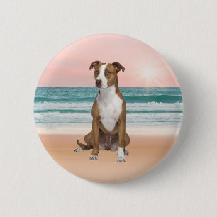 Macaron Rond 5 Cm Chien Pitbull mignon assis sur la plage avec couch