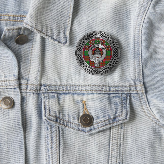 Macaron Rond 5 Cm Clan Grant Crest & Tartan Knot (En situation)