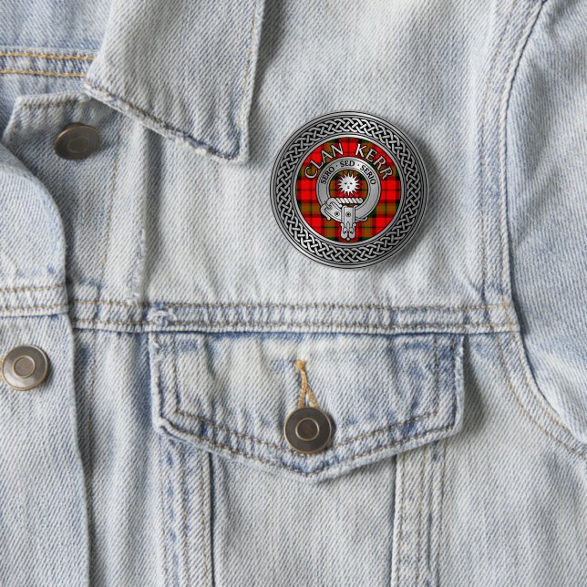 Macaron Rond 5 Cm Clan Kerr Crest & Tartan Knot (En situation)