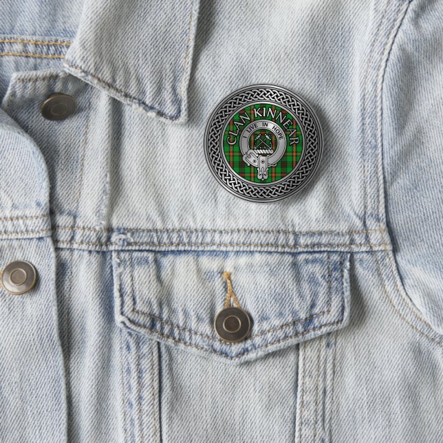 Macaron Rond 5 Cm Clan Kinnear Crest & Tartan Knot (En situation)