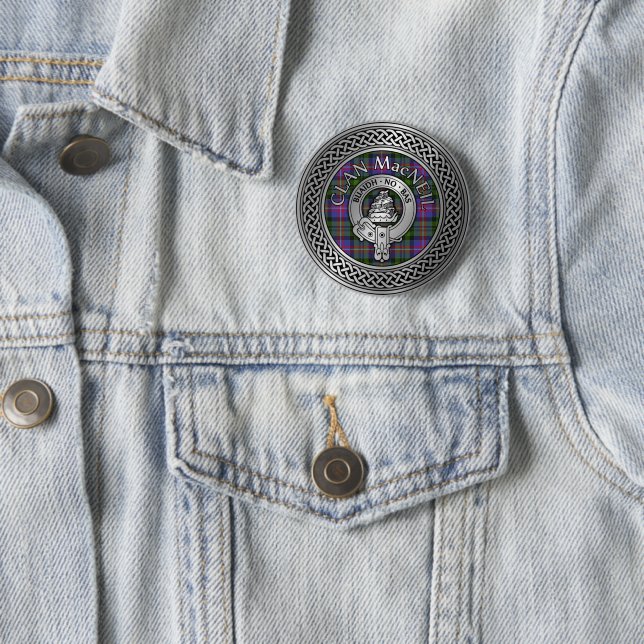 Macaron Rond 5 Cm Clan MacNeil Crest & Tartan Knot (En situation)