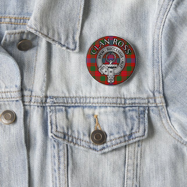 Macaron Rond 5 Cm Clan Ross Crest & Tartan Knot (En situation)