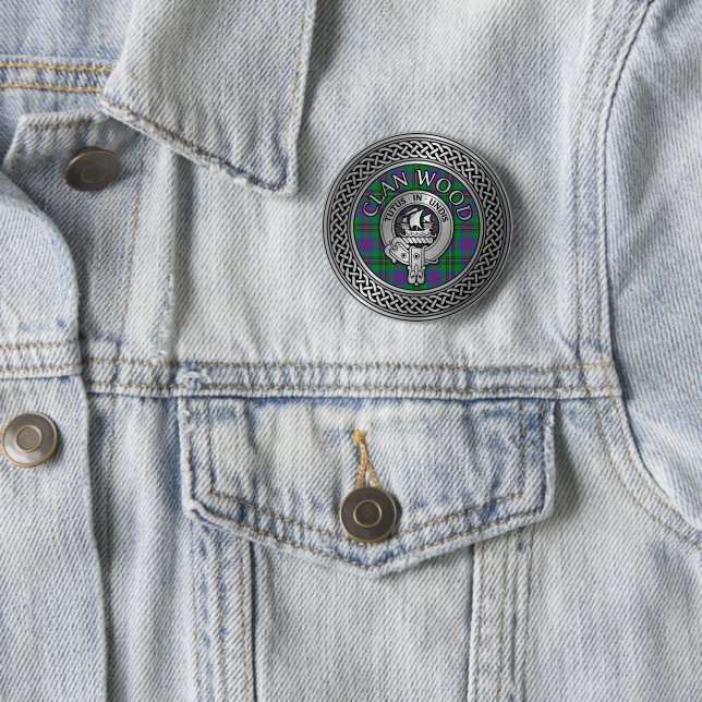 Macaron Rond 5 Cm Clan Wood Crest & Tartan Knot (En situation)