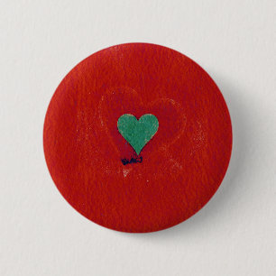 Macaron Rond 5 Cm Cœur vert sur un fond grunge rouge
