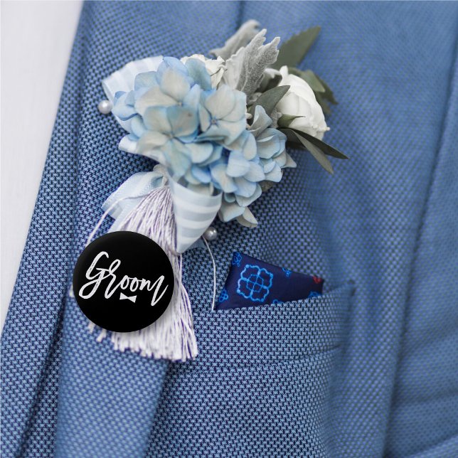 Macaron Rond 5 Cm Cravate d'arc de brosse de marié épousant le ('Groom' Bow Tie White Brush Script Calligraphy Wedding Rehearsal Pin Button @ fatfatin_blue_knot)