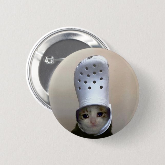 Macaron Rond 5 Cm Crying Cat Croc Hat Meme Pin Button (Devant & derrière)