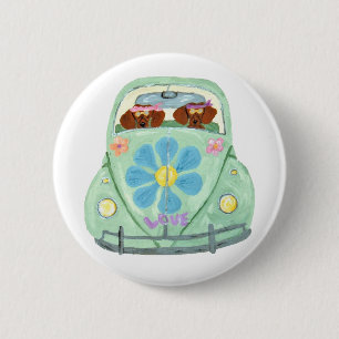 Macaron Rond 5 Cm Dachshunds Hippies Dans Leur Voiture Fleurie D'Amo