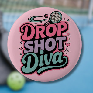 Macaron Rond 5 Cm Diva du Drop Shot – Joueuse de Pickleball Féroce