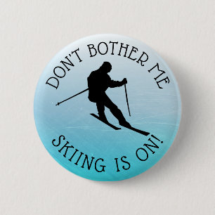 Macaron Rond 5 Cm Don't Bother Me Skiing est sur le bouton Humour