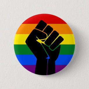 Macaron Rond 5 Cm Drapeau de la LGBT Pride (Arc en ciel) avec poing 