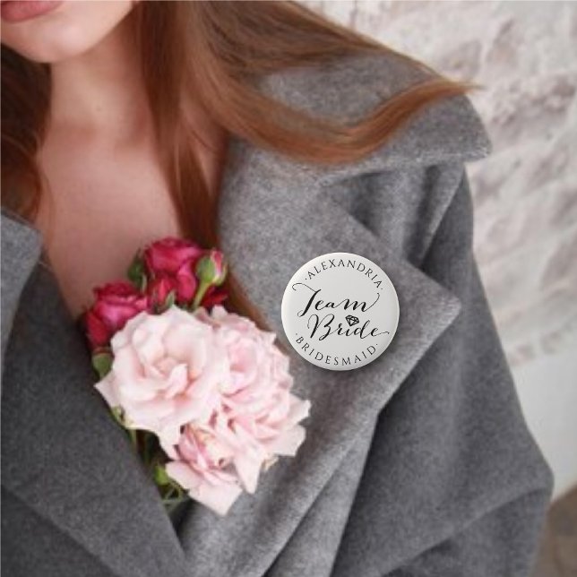 Macaron Rond 5 Cm ÉQUIPE BRIDE Script Calligraphie Mariage fête de l (TEAM BRIDE M.O.H. Diamond Classic Script Wedding Bridal Party Pinback Button @ fatfatin_blue_knot)
