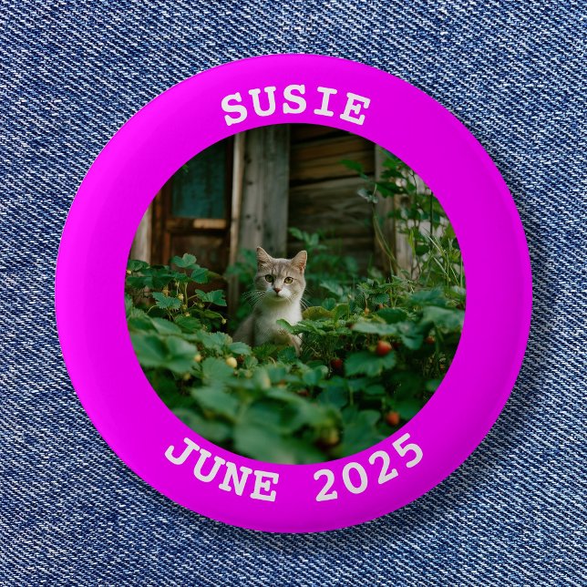 Macaron Rond 5 Cm Fuchsia cadre photo circulaire personnalisée (Fuchsia Personalized Round Photo Frame Pinback Button)