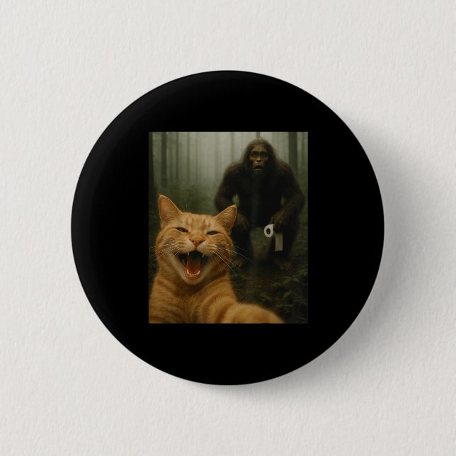 Macaron Rond 5 Cm Funny Cat Surprised Happy Selfie With Bigfoot Sasq (Devant)