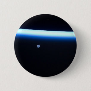 Macaron Rond 5 Cm La fine ligne de l'atmosphère terrestre et une lun