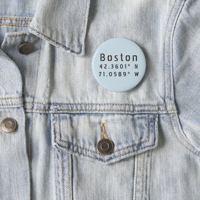Macaron Rond 5 Cm Latitude Longitude de Boston (En situation)