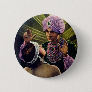 Macaron Rond 5 Cm L'hypnotiseur hypnotise le cru de jeune femme… !