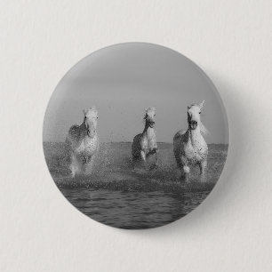 Macaron Rond 5 Cm Libres, chevaux blancs, noirs et blancs, mer,
