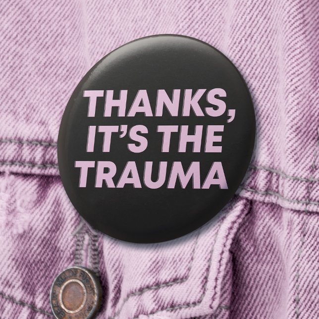 Macaron Rond 5 Cm Merci C'est le Trauma Womens Pink Black Slogan (Mockup of pin on denim jacket)