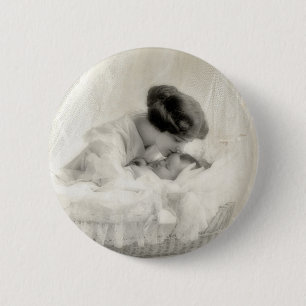 Macaron Rond 5 Cm Mère vintage embrassant le bébé dans le berceau