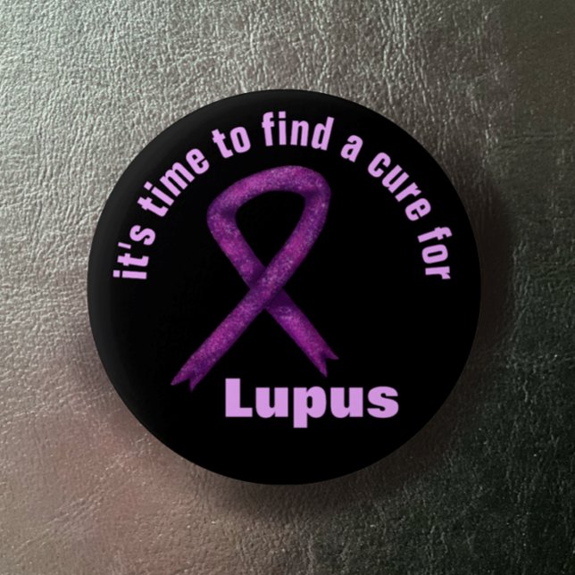 Macaron Rond 5 Cm Mois de sensibilisation au lupus / Ruban violet Te (Lupus Purple ribbon Awareness button.  Hand drawn ribbon, it's time to find a cure editable text.)