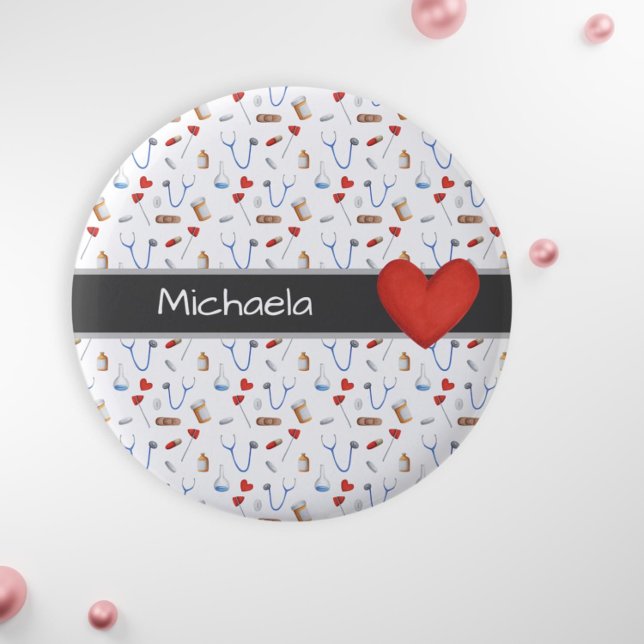 Macaron Rond 5 Cm Motif d'équipement Médicale blanc et Red Heart (Cute White Medical Equipment Pattern and Red Heart Button by Kinda Cute by Patricia Alvarez)