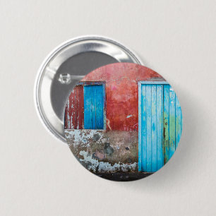 Macaron Rond 5 Cm Mur, porte et fenêtre rouge, bleu et gris