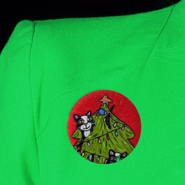 Macaron Rond 5 Cm Naughty Cats Escalade dans l'arbre de Noël (Naughty cats in decorated Christmas tree with star and lights on red round pin back button.)