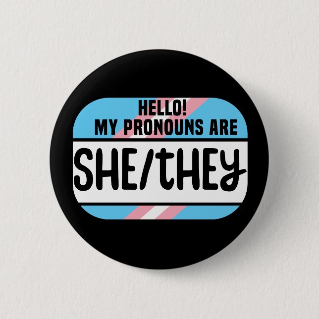 Macaron Rond 5 Cm Nom LGBT Balise Transgenre Pronononounes She They  (Devant)