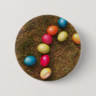 Macaron Rond 5 Cm Oeufs peints colorés dans le jardin, Oeufs de Pâqu