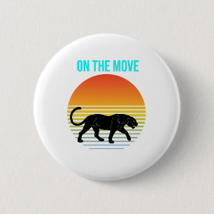 Macaron Rond 5 Cm On the Move – Panther Walking Under a Retro Sunset