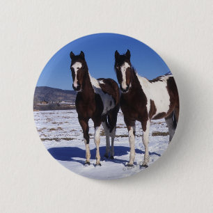 Macaron Rond 5 Cm Peignez les chevaux se tenant dans la neige