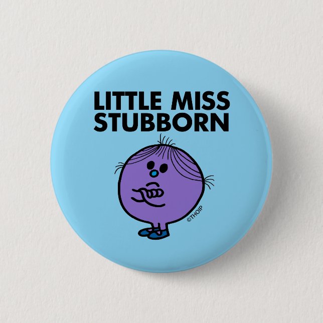 Macaron Rond 5 Cm Petite Miss Stubborn | Armes croisées (Devant)