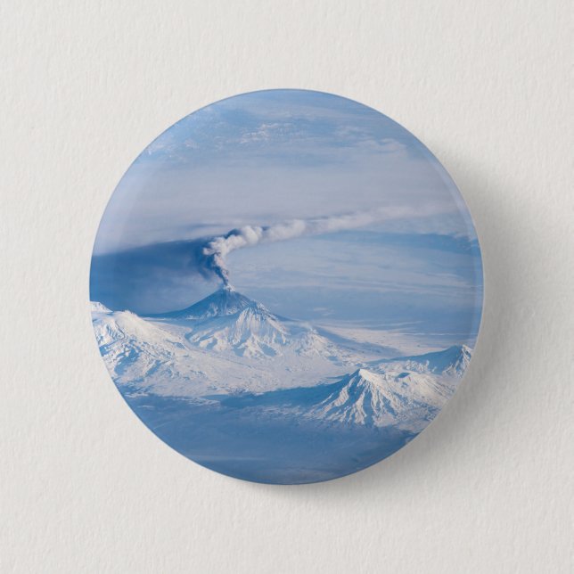 Macaron Rond 5 Cm Plume Émanant Du Volcan Kliuchevskoi. (Devant)