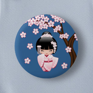 Macaron Rond 5 Cm Poupée Kokeshi Kawaii en Kimono Rose sur Fond Bleu