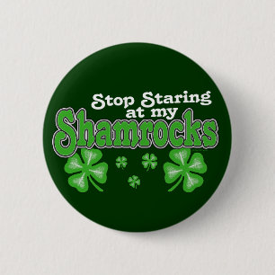 Macaron Rond 5 Cm Regarder fixement le bouton de shamrocks