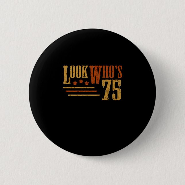 Macaron Rond 5 Cm Regardez Qui 75 Ans Amusant 75e Anniversaire Cadea (Devant)
