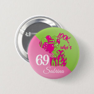 Macaron Rond 5 Cm Regardez qui a 69 ans   00ème anniversaire - rose 