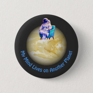 Macaron Rond 5 Cm Relaxed Astronaut Sitting on Planet
