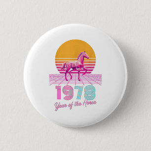 Macaron Rond 5 Cm Rétro 1978 Année du Cheval Zodiaque Cavalier Fortu