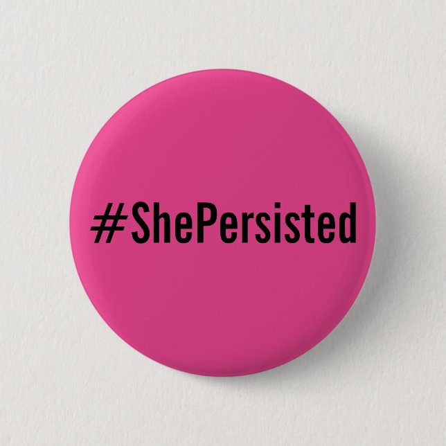 Macaron Rond 5 Cm #ShePersisted, texte noir gras sur bouton rose cha (Devant)