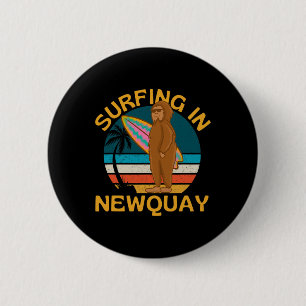 Macaron Rond 5 Cm Surf à Newquay, Bigfoot Good Vibes Surfer Plage