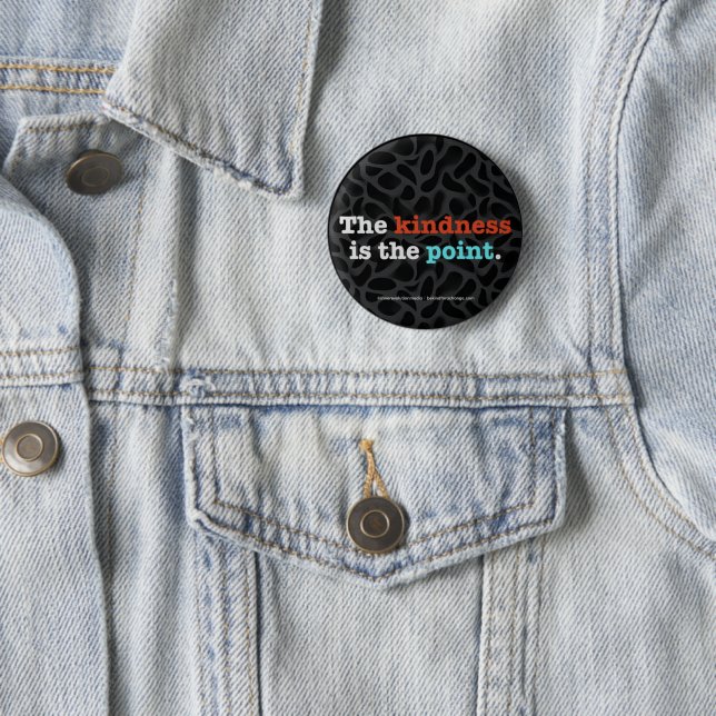 Macaron Rond 5 Cm The Kindness Is the Point ™ Button (En situation)