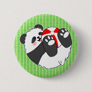 Macaron Rond 5 Cm Un bébé panda mignon jouant avec un ballon