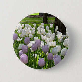Macaron Rond 5 Cm Un broche avec de belles fleurs blanches et violet