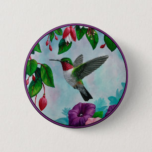 Macaron Rond 5 Cm Un colibri vole dans un jardin fleuri