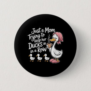 Macaron Rond 5 Cm Une maman drôle essayant de garder des canards en